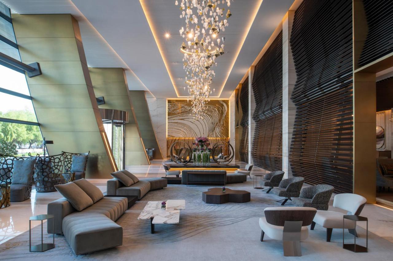 Steigenberger Hotel Doha Exterior foto The photo depicts a modern and stylish hotel lobby. It features a spacious interior with elegant design elements. Prominent highlights include:

- A large, artistic chandelier hanging from the ceiling, providing ambient lighting.
- A central seating 